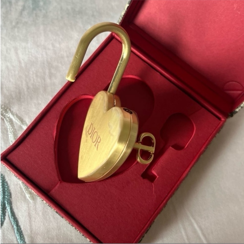Dior Heart Padlock Cadena & Key W/Box Limited New In Box - Picture 4 of 5